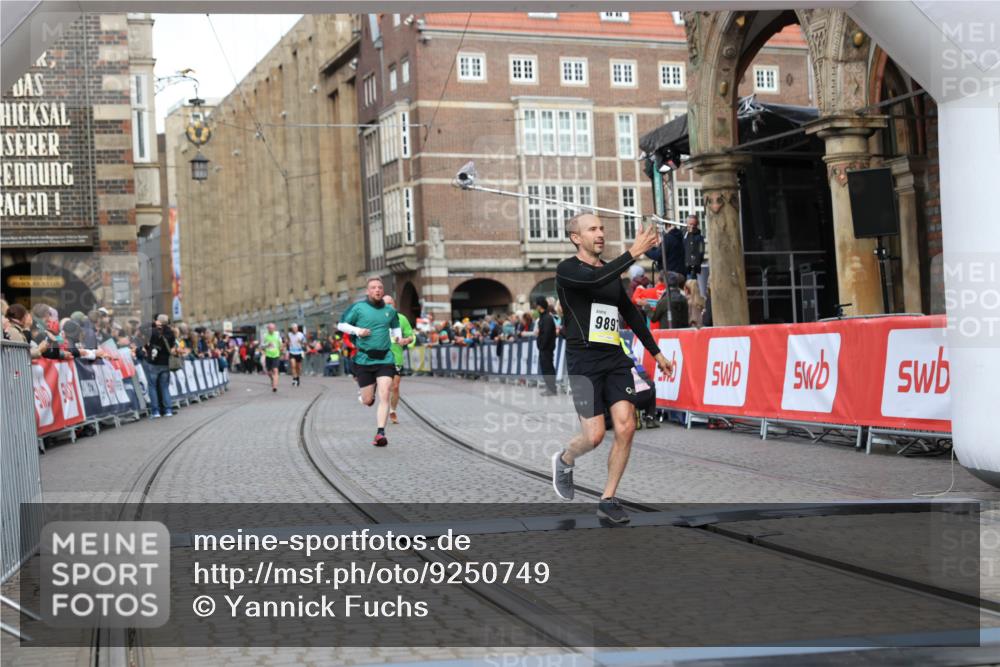 05.10.2025 - 20. swb-Marathon Bremen Yannick Fuchs http://msf.ph/oto/9250749 05.10.2025 10:44:42 Ziel 9897, 11666 meine-sportfotos.de