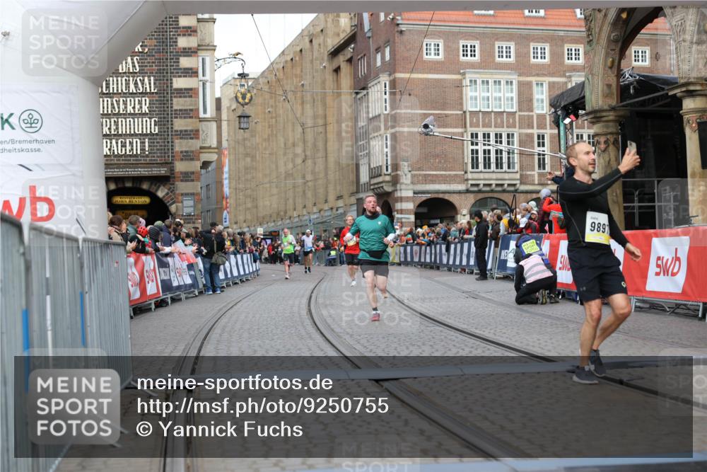 05.10.2025 - 20. swb-Marathon Bremen Yannick Fuchs http://msf.ph/oto/9250755 05.10.2025 10:44:42 Ziel 9897, 11666 meine-sportfotos.de