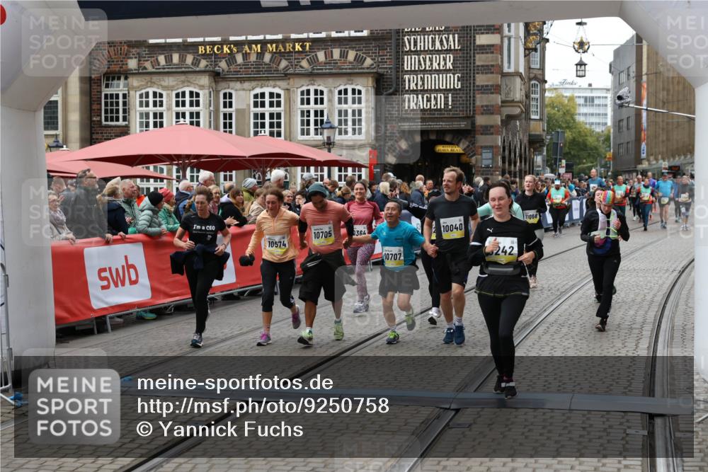 05.10.2025 - 20. swb-Marathon Bremen Yannick Fuchs http://msf.ph/oto/9250758 05.10.2025 11:13:49 Ziel 9242, 9899, 10040, 10364, 10433, 10574, 10705, 10707, 10957, 11060, 11068, 11264, 11385 meine-sportfotos.de