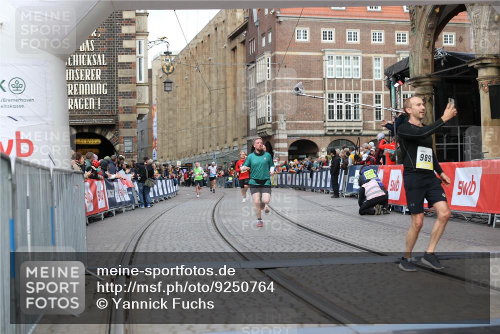 05.10.2025 - 20. swb-Marathon Bremen Yannick Fuchs http://msf.ph/oto/9250764 05.10.2025 10:44:42 Ziel 9897, 11666 meine-sportfotos.de