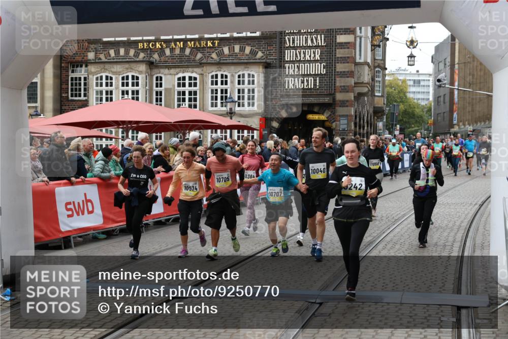 05.10.2025 - 20. swb-Marathon Bremen Yannick Fuchs http://msf.ph/oto/9250770 05.10.2025 11:13:49 Ziel 9242, 9899, 10040, 10364, 10433, 10574, 10705, 10707, 10957, 11060, 11068, 11264, 11385 meine-sportfotos.de