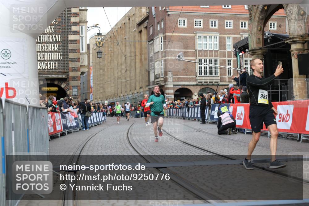 05.10.2025 - 20. swb-Marathon Bremen Yannick Fuchs http://msf.ph/oto/9250776 05.10.2025 10:44:42 Ziel 9897, 11666 meine-sportfotos.de