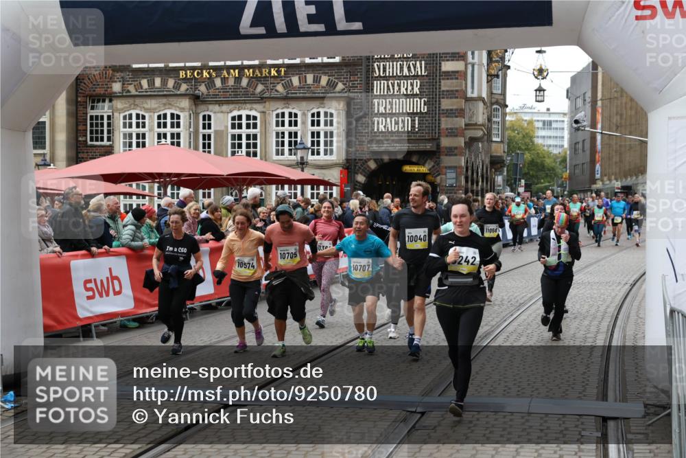 05.10.2025 - 20. swb-Marathon Bremen Yannick Fuchs http://msf.ph/oto/9250780 05.10.2025 11:13:49 Ziel 9242, 9899, 10040, 10364, 10433, 10574, 10705, 10707, 10957, 11060, 11068, 11264, 11385 meine-sportfotos.de