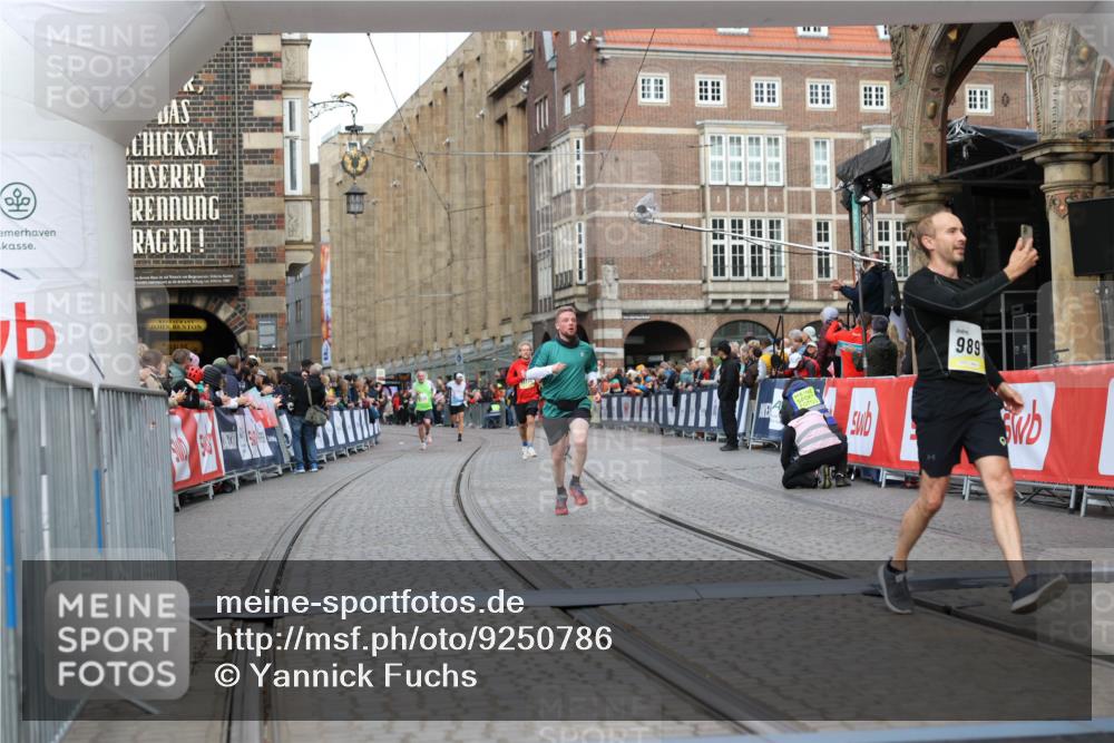 05.10.2025 - 20. swb-Marathon Bremen Yannick Fuchs http://msf.ph/oto/9250786 05.10.2025 10:44:42 Ziel 9897, 11666 meine-sportfotos.de