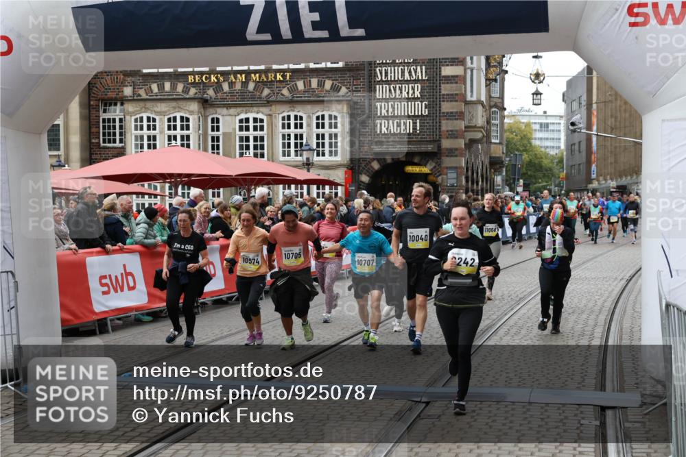05.10.2025 - 20. swb-Marathon Bremen Yannick Fuchs http://msf.ph/oto/9250787 05.10.2025 11:13:49 Ziel 9242, 9899, 10040, 10364, 10433, 10574, 10705, 10707, 10957, 11060, 11068, 11264, 11385 meine-sportfotos.de