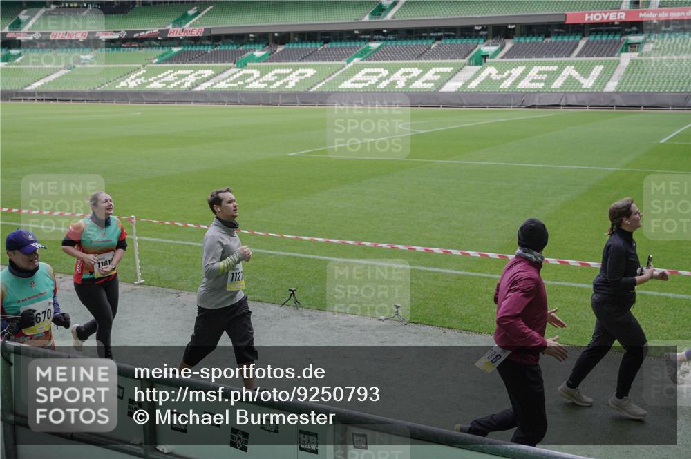 05.10.2025 - 20. swb-Marathon Bremen Michael Burmester http://msf.ph/oto/9250793 05.10.2025 10:40:33 Laufen im Stadion 7799, 8111, 9205, 9220, 9241, 9245, 9275, 9308, 9321, 9353, 9387, 9423, 9438, 9440, 9466, 9483, 9491, 9552, 9554, 9571, 9615, 9619, 9623, 9690, 9702, 9712, 9721, 9804, 9853, 9866, 9877, 9892, 9901, 9931, 9942, 9976, 10001, 10037, 10058, 10081, 10100, 10101, 10135, 10157, 10160, 10168, 10193, 10243, 10286, 10343, 10383, 10419, 10422, 10451, 10532, 10542, 10563, 10580, 10619, 10674, 10699, 10737, 11090, 11270, 7779, 7789, 9180, 9186, 9286, 9419, 9661, 9662, 11044 meine-sportfotos.de