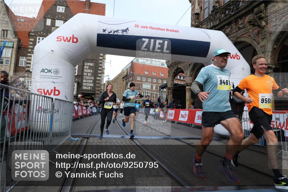 05.10.2025 - 20. swb-Marathon Bremen Yannick Fuchs http://msf.ph/oto/9250795 05.10.2025 10:53:42 Ziel 9238, 9461, 9464, 9569, 10310, 10369, 10468, 10642, 10925, 10934, 11246, 11545 meine-sportfotos.de