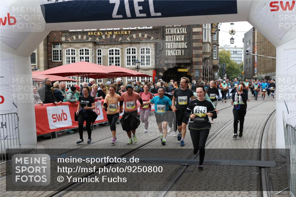 05.10.2025 - 20. swb-Marathon Bremen Yannick Fuchs http://msf.ph/oto/9250800 05.10.2025 11:13:49 Ziel 9242, 9899, 10040, 10364, 10433, 10574, 10705, 10707, 10957, 11060, 11068, 11264, 11385 meine-sportfotos.de