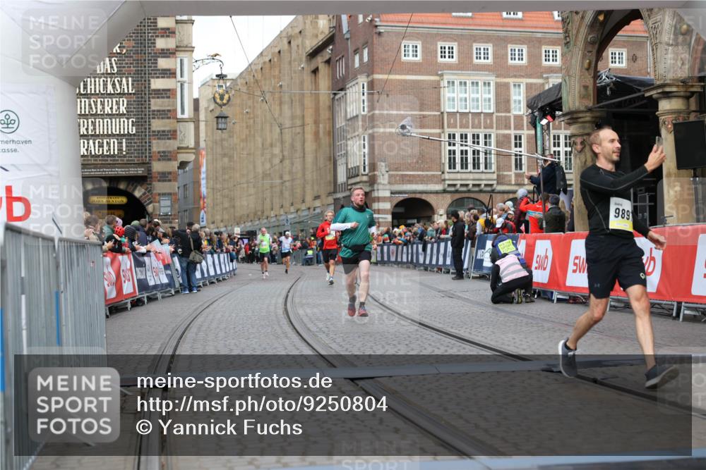 05.10.2025 - 20. swb-Marathon Bremen Yannick Fuchs http://msf.ph/oto/9250804 05.10.2025 10:44:42 Ziel 9897, 11666 meine-sportfotos.de