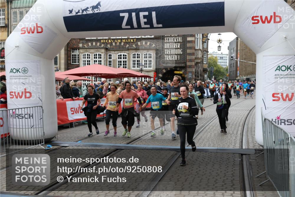 05.10.2025 - 20. swb-Marathon Bremen Yannick Fuchs http://msf.ph/oto/9250808 05.10.2025 11:13:49 Ziel 9242, 9899, 10040, 10364, 10433, 10574, 10705, 10707, 10957, 11060, 11068, 11264, 11385 meine-sportfotos.de