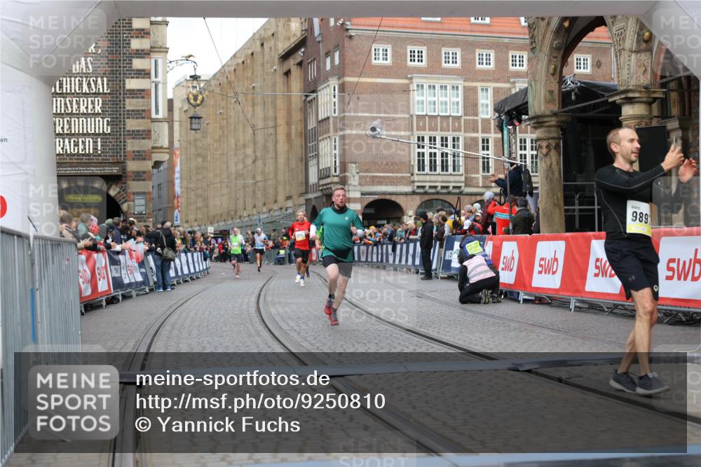 05.10.2025 - 20. swb-Marathon Bremen Yannick Fuchs http://msf.ph/oto/9250810 05.10.2025 10:44:43 Ziel 9897, 10554, 11666 meine-sportfotos.de
