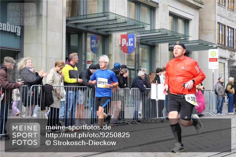 05.10.2025 - 20. swb-Marathon Bremen Strokosch-Dieckow http://msf.ph/oto/9250825 05.10.2025 10:54:09 Ziel 9367, 9392, 9407, 9633, 10032, 10097, 10174, 10178, 10296, 10402, 10768, 10810, 10915, 11040, 11045, 11089, 11271, 11321, 11694, 9367, 9392, 9407, 9633, 10032, 10097, 10174, 10178, 10296, 10402, 10768, 10810, 10915, 11040, 11045, 11089, 11271, 11321, 11694 meine-sportfotos.de