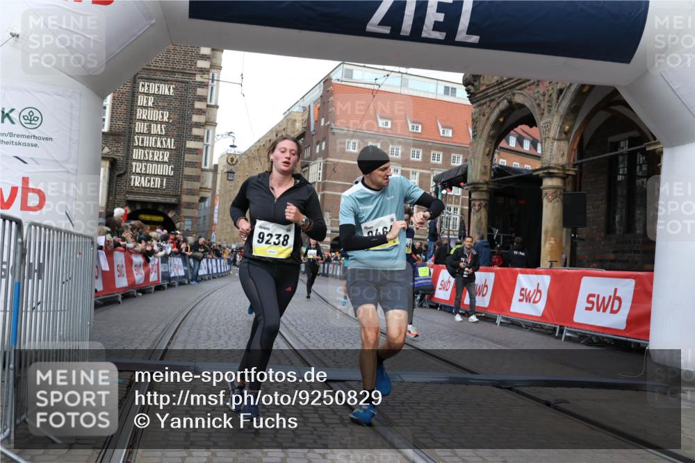 05.10.2025 - 20. swb-Marathon Bremen Yannick Fuchs http://msf.ph/oto/9250829 05.10.2025 10:53:42 Ziel 9238, 9461, 9464, 9569, 10310, 10369, 10468, 10642, 10925, 10934, 11246, 11545 meine-sportfotos.de