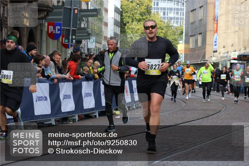 05.10.2025 - 20. swb-Marathon Bremen Strokosch-Dieckow http://msf.ph/oto/9250830 05.10.2025 11:00:46 Ziel 9327, 9389, 9827, 9858, 10182, 10571, 10690, 10872, 10901, 11155 meine-sportfotos.de