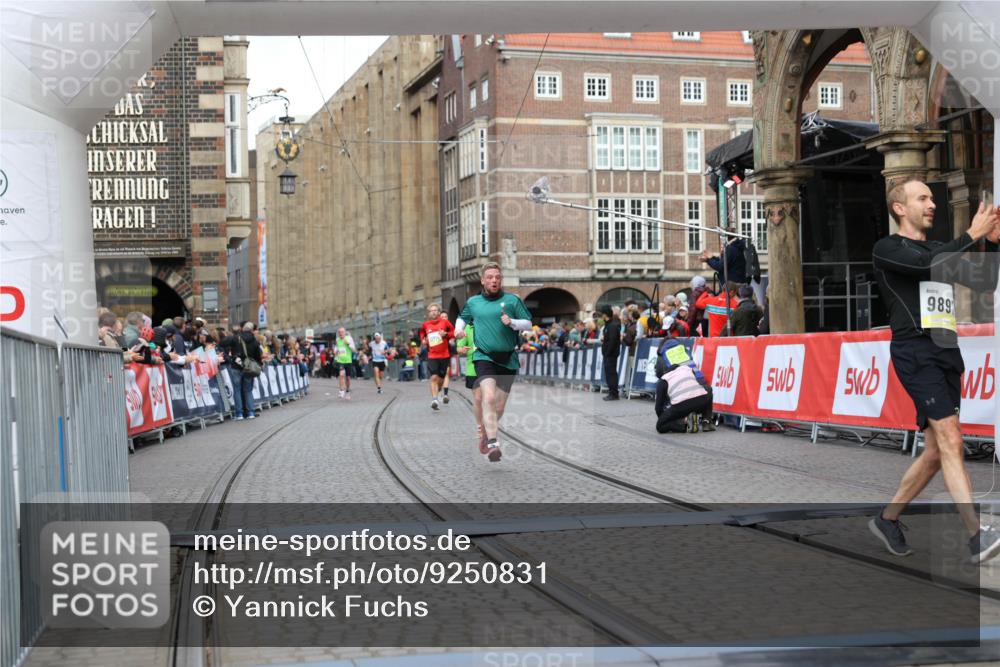 05.10.2025 - 20. swb-Marathon Bremen Yannick Fuchs http://msf.ph/oto/9250831 05.10.2025 10:44:43 Ziel 9897, 10554, 11666 meine-sportfotos.de
