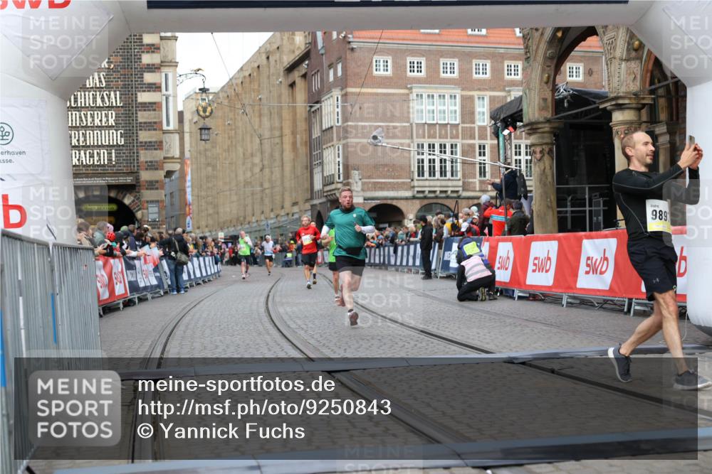 05.10.2025 - 20. swb-Marathon Bremen Yannick Fuchs http://msf.ph/oto/9250843 05.10.2025 10:44:43 Ziel 9897, 10554, 11666 meine-sportfotos.de