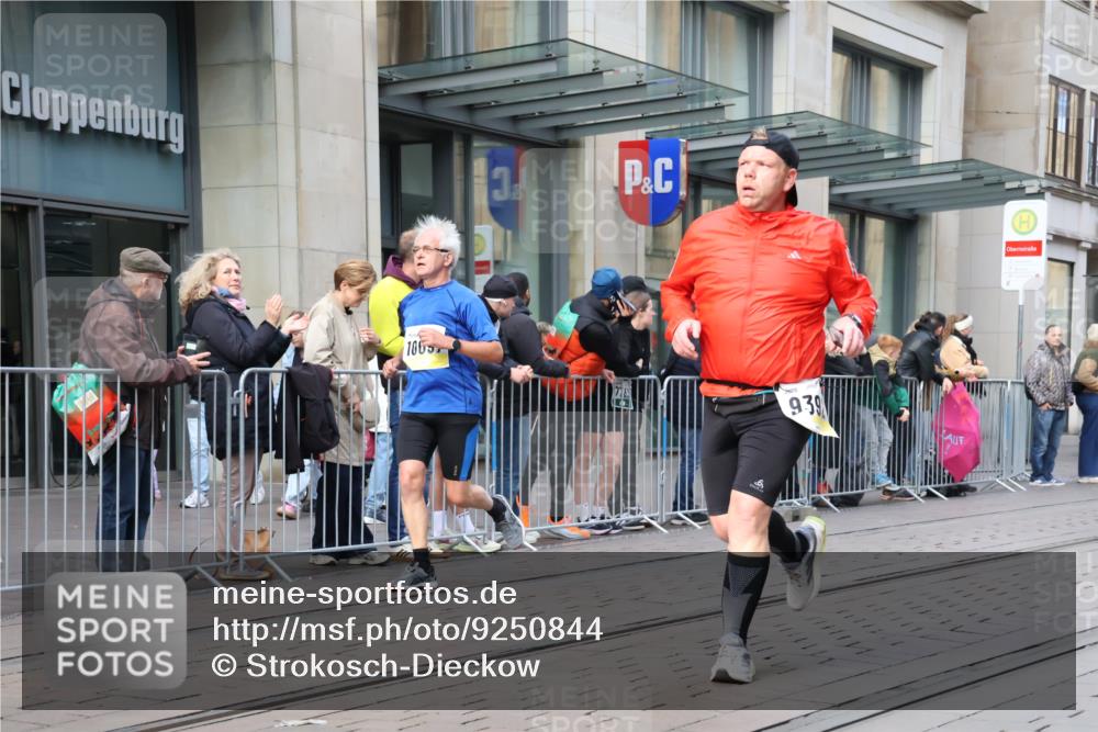 05.10.2025 - 20. swb-Marathon Bremen Strokosch-Dieckow http://msf.ph/oto/9250844 05.10.2025 10:54:09 Ziel 9367, 9392, 9407, 9633, 10032, 10097, 10174, 10178, 10296, 10402, 10768, 10810, 10915, 11040, 11045, 11089, 11271, 11321, 11694, 9367, 9392, 9407, 9633, 10032, 10097, 10174, 10178, 10296, 10402, 10768, 10810, 10915, 11040, 11045, 11089, 11271, 11321, 11694 meine-sportfotos.de