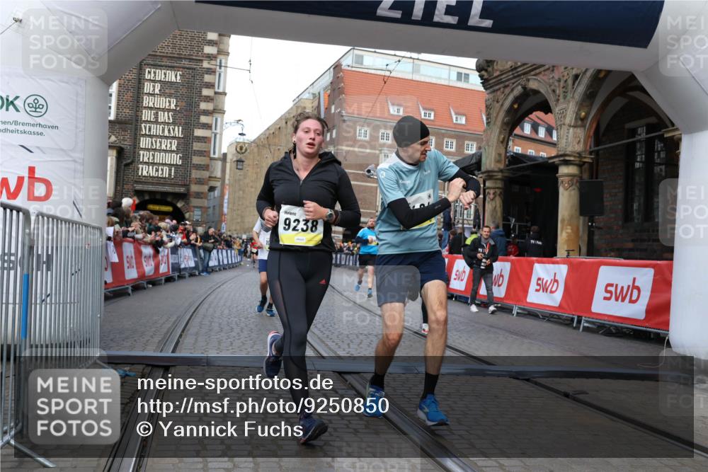 05.10.2025 - 20. swb-Marathon Bremen Yannick Fuchs http://msf.ph/oto/9250850 05.10.2025 10:53:42 Ziel 9238, 9461, 9464, 9569, 10310, 10369, 10468, 10642, 10925, 10934, 11246, 11545 meine-sportfotos.de