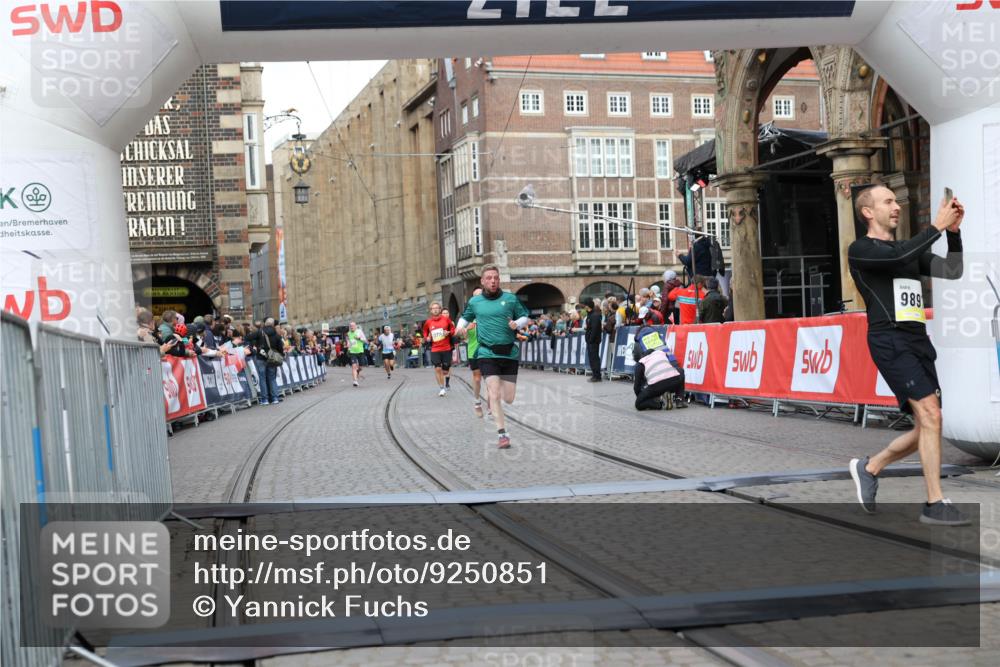 05.10.2025 - 20. swb-Marathon Bremen Yannick Fuchs http://msf.ph/oto/9250851 05.10.2025 10:44:43 Ziel 9897, 10554, 11666 meine-sportfotos.de