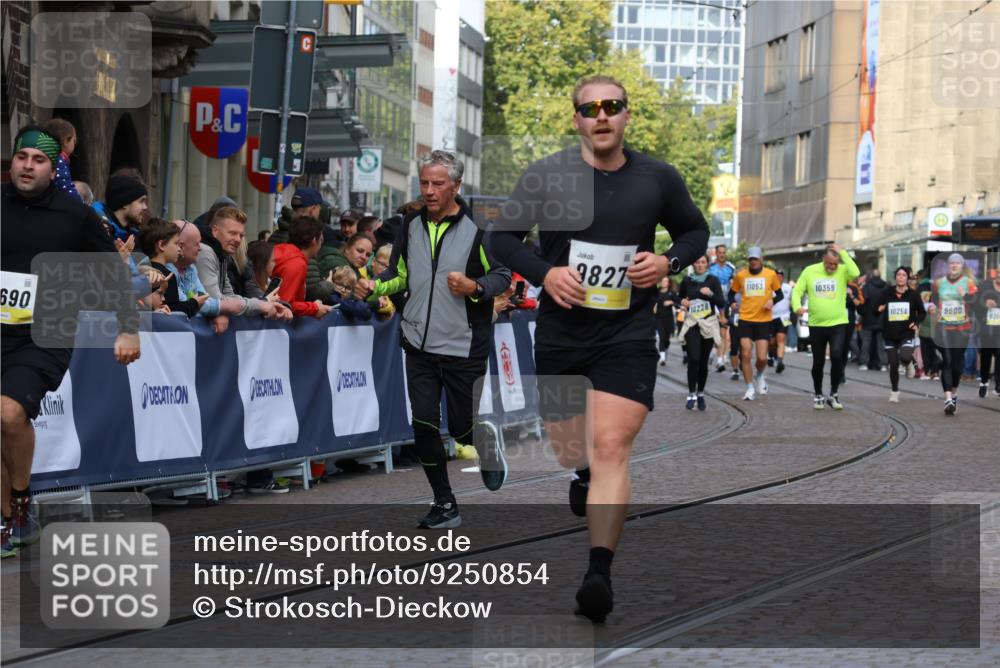 05.10.2025 - 20. swb-Marathon Bremen Strokosch-Dieckow http://msf.ph/oto/9250854 05.10.2025 11:00:46 Ziel 9327, 9389, 9827, 9858, 10182, 10571, 10690, 10872, 10901, 11155 meine-sportfotos.de