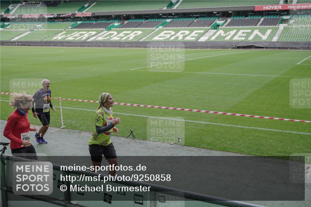 05.10.2025 - 20. swb-Marathon Bremen Michael Burmester http://msf.ph/oto/9250858 05.10.2025 10:40:35 Laufen im Stadion 7706, 7799, 8111, 9205, 9241, 9245, 9275, 9308, 9321, 9353, 9387, 9423, 9438, 9440, 9466, 9483, 9491, 9552, 9554, 9571, 9615, 9619, 9623, 9690, 9702, 9712, 9721, 9804, 9853, 9866, 9877, 9892, 9931, 9942, 9976, 10001, 10037, 10058, 10081, 10100, 10101, 10135, 10160, 10168, 10193, 10243, 10286, 10343, 10383, 10419, 10422, 10451, 10532, 10542, 10563, 10580, 10619, 10674, 10699, 10737, 11090, 11270, 7779, 7789, 9186, 9220, 9286, 9419, 9661, 9662, 11044 meine-sportfotos.de