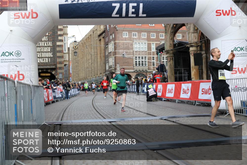 05.10.2025 - 20. swb-Marathon Bremen Yannick Fuchs http://msf.ph/oto/9250863 05.10.2025 10:44:43 Ziel 9897, 10554, 11666 meine-sportfotos.de