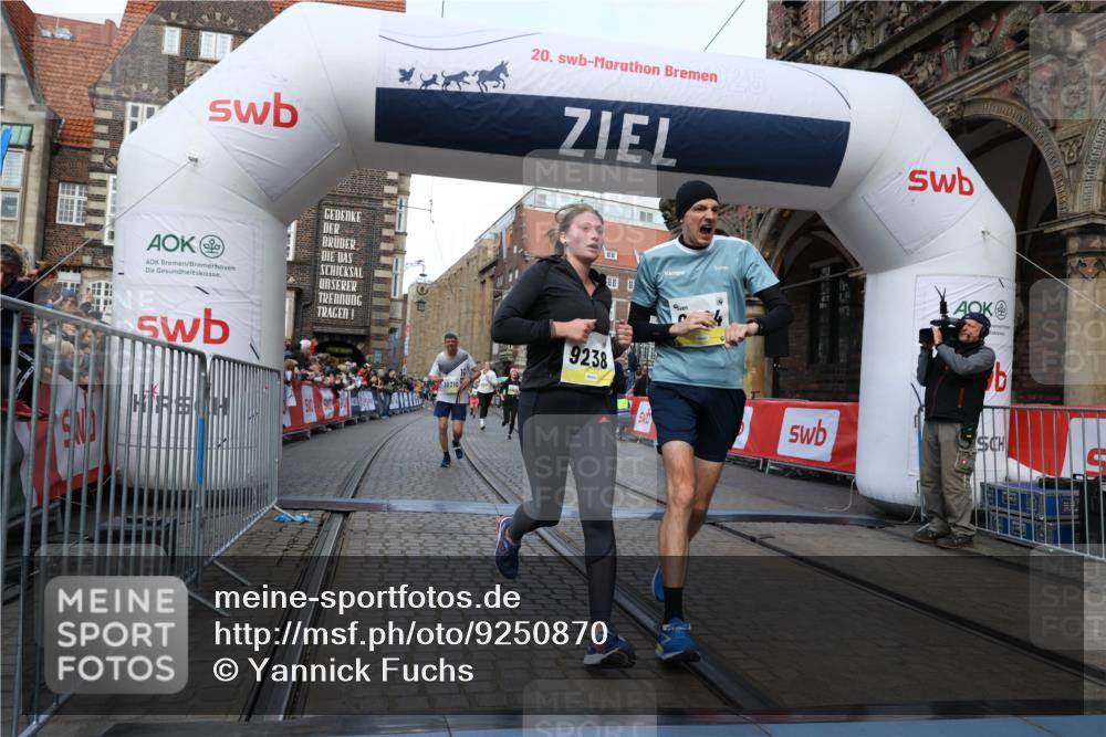 05.10.2025 - 20. swb-Marathon Bremen Yannick Fuchs http://msf.ph/oto/9250870 05.10.2025 10:53:43 Ziel 9238, 9461, 9464, 9569, 10310, 10642, 10925, 11046, 11246 meine-sportfotos.de