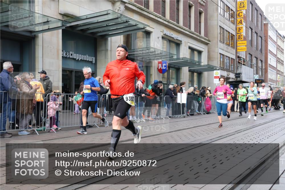 05.10.2025 - 20. swb-Marathon Bremen Strokosch-Dieckow http://msf.ph/oto/9250872 05.10.2025 10:54:10 Ziel 9367, 9392, 9407, 9633, 10032, 10097, 10174, 10178, 10296, 10402, 10768, 10810, 10915, 11040, 11045, 11089, 11271, 11321, 11694, 9367, 9392, 9407, 9633, 10032, 10097, 10174, 10178, 10296, 10402, 10768, 10810, 10915, 11040, 11045, 11089, 11271, 11321, 11694 meine-sportfotos.de