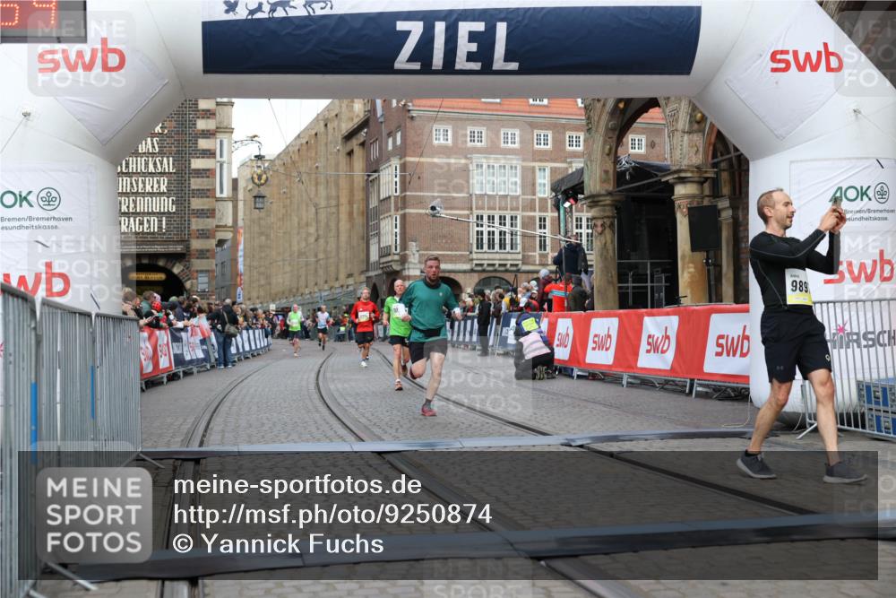 05.10.2025 - 20. swb-Marathon Bremen Yannick Fuchs http://msf.ph/oto/9250874 05.10.2025 10:44:43 Ziel 9897, 10554, 11666 meine-sportfotos.de