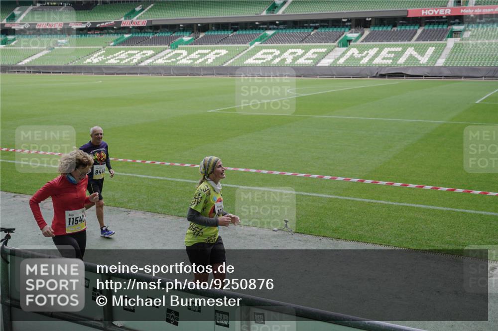 05.10.2025 - 20. swb-Marathon Bremen Michael Burmester http://msf.ph/oto/9250876 05.10.2025 10:40:36 Laufen im Stadion 7706, 7799, 8111, 9205, 9241, 9245, 9275, 9308, 9321, 9353, 9387, 9423, 9438, 9440, 9446, 9466, 9483, 9491, 9552, 9554, 9571, 9615, 9619, 9623, 9690, 9702, 9712, 9721, 9804, 9853, 9866, 9877, 9892, 9931, 9942, 9976, 10001, 10037, 10058, 10081, 10100, 10101, 10135, 10160, 10168, 10193, 10243, 10286, 10343, 10383, 10419, 10532, 10542, 10563, 10580, 10619, 10674, 10699, 10737, 11090, 11270, 7779, 7789, 9186, 9220, 9286, 9419, 9661, 9662, 11044 meine-sportfotos.de