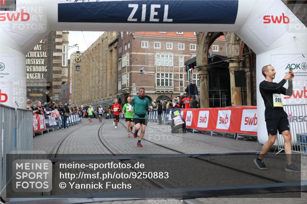 05.10.2025 - 20. swb-Marathon Bremen Yannick Fuchs http://msf.ph/oto/9250883 05.10.2025 10:44:43 Ziel 9897, 10554, 11666 meine-sportfotos.de