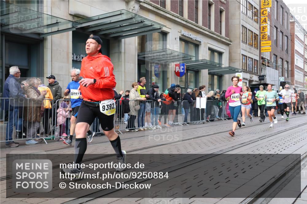 05.10.2025 - 20. swb-Marathon Bremen Strokosch-Dieckow http://msf.ph/oto/9250884 05.10.2025 10:54:10 Ziel 9367, 9392, 9407, 9633, 10032, 10097, 10174, 10178, 10296, 10402, 10768, 10810, 10915, 11040, 11045, 11089, 11271, 11321, 11694, 9367, 9392, 9407, 9633, 10032, 10097, 10174, 10178, 10296, 10402, 10768, 10810, 10915, 11040, 11045, 11089, 11271, 11321, 11694 meine-sportfotos.de