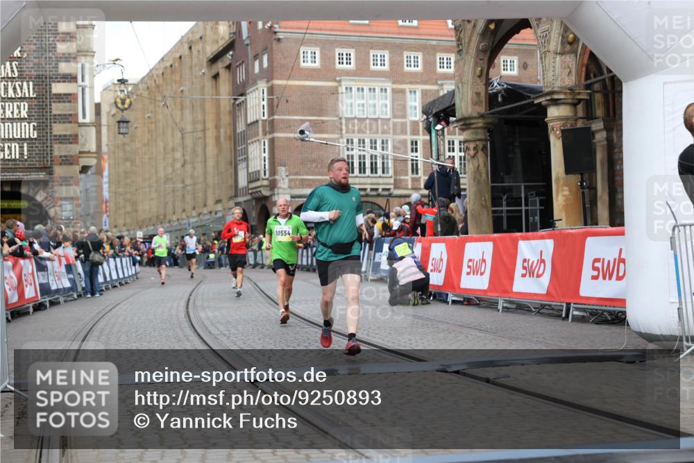 05.10.2025 - 20. swb-Marathon Bremen Yannick Fuchs http://msf.ph/oto/9250893 05.10.2025 10:44:44 Ziel 9897, 10554, 11666 meine-sportfotos.de