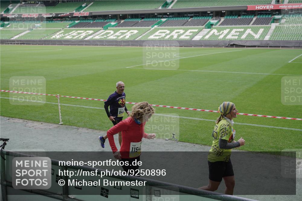 05.10.2025 - 20. swb-Marathon Bremen Michael Burmester http://msf.ph/oto/9250896 05.10.2025 10:40:36 Laufen im Stadion 7706, 7799, 8111, 9205, 9241, 9245, 9275, 9308, 9321, 9353, 9387, 9423, 9438, 9440, 9446, 9466, 9483, 9491, 9552, 9554, 9571, 9615, 9619, 9623, 9690, 9702, 9712, 9721, 9804, 9853, 9866, 9877, 9892, 9931, 9942, 9976, 10001, 10037, 10058, 10081, 10100, 10101, 10135, 10160, 10168, 10193, 10243, 10286, 10343, 10383, 10419, 10532, 10542, 10563, 10580, 10619, 10674, 10699, 10737, 11090, 11270, 7779, 7789, 9186, 9220, 9286, 9419, 9661, 9662, 11044 meine-sportfotos.de