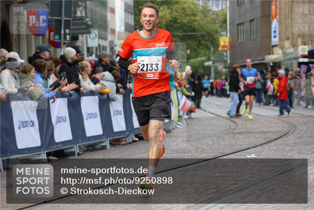 05.10.2025 - 20. swb-Marathon Bremen Strokosch-Dieckow http://msf.ph/oto/9250898 05.10.2025 12:48:46 Ziel 871, 2133, 3552 meine-sportfotos.de