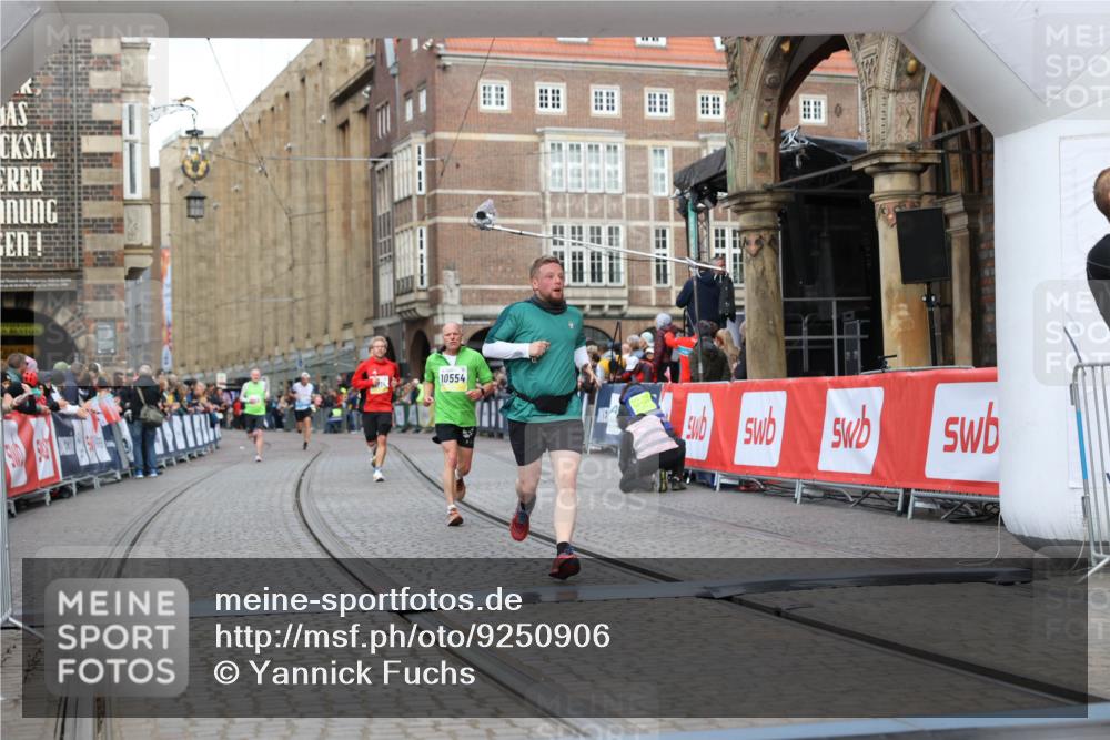 05.10.2025 - 20. swb-Marathon Bremen Yannick Fuchs http://msf.ph/oto/9250906 05.10.2025 10:44:44 Ziel 9897, 10554, 11666 meine-sportfotos.de