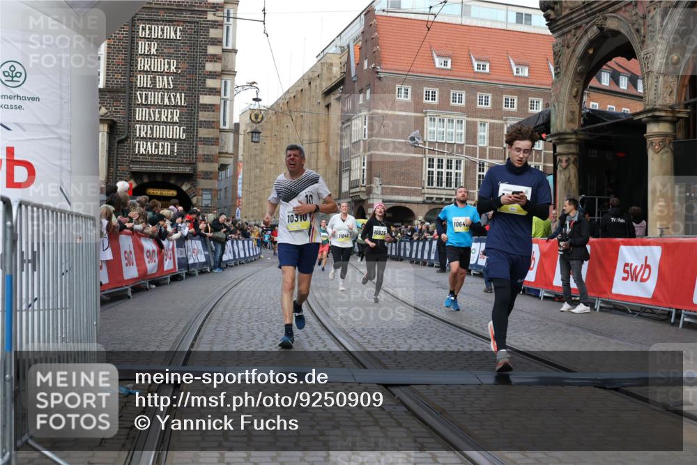 05.10.2025 - 20. swb-Marathon Bremen Yannick Fuchs http://msf.ph/oto/9250909 05.10.2025 10:53:43 Ziel 9238, 9461, 9464, 9569, 10310, 10642, 10925, 11046, 11246 meine-sportfotos.de