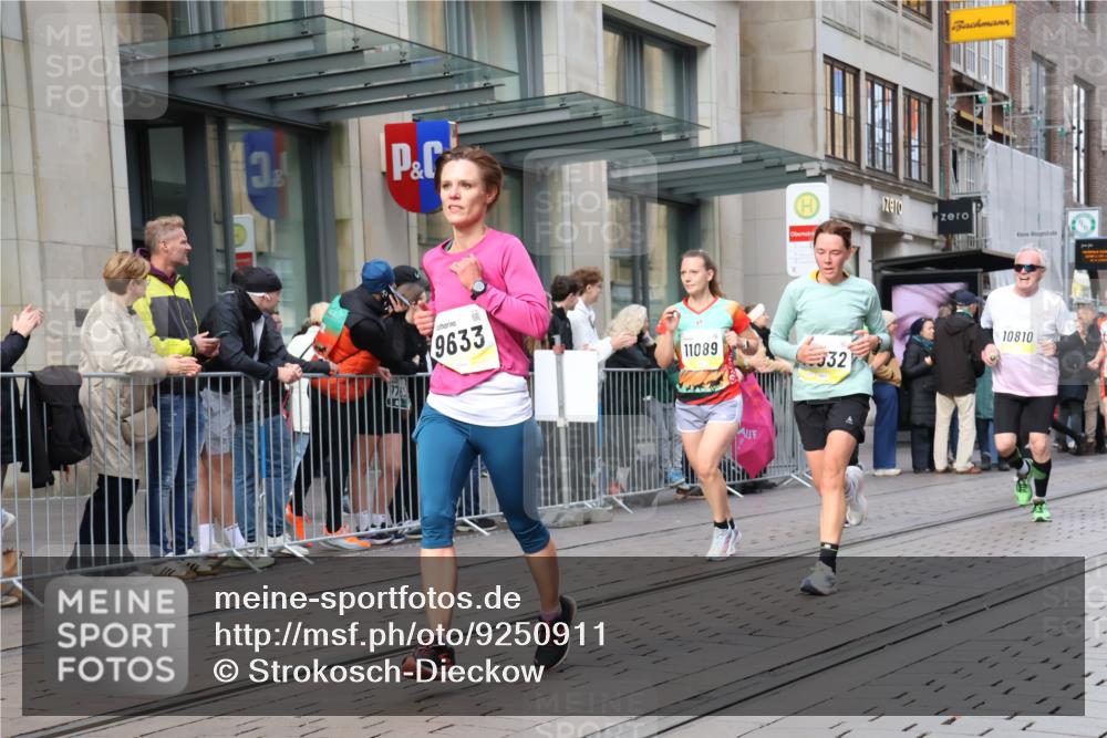 05.10.2025 - 20. swb-Marathon Bremen Strokosch-Dieckow http://msf.ph/oto/9250911 05.10.2025 10:54:11 Ziel 9367, 9392, 9407, 9633, 10007, 10032, 10097, 10174, 10178, 10296, 10768, 10810, 10915, 11040, 11045, 11089, 11271, 11321, 11694, 9367, 9392, 9407, 9633, 10007, 10032, 10097, 10174, 10178, 10296, 10768, 10810, 10915, 11040, 11045, 11089, 11271, 11321, 11694 meine-sportfotos.de