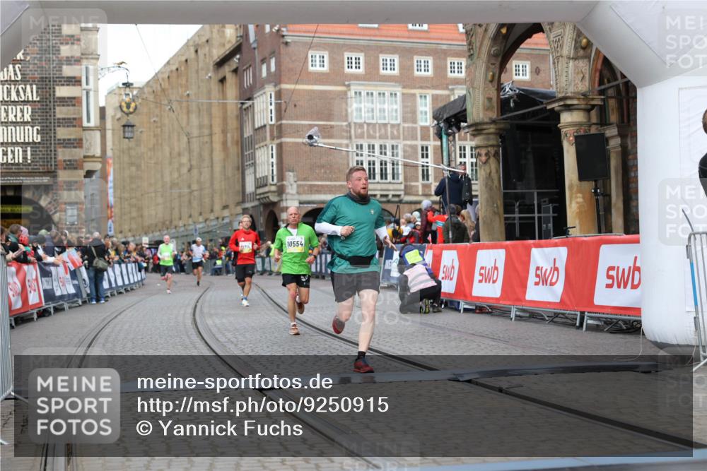 05.10.2025 - 20. swb-Marathon Bremen Yannick Fuchs http://msf.ph/oto/9250915 05.10.2025 10:44:44 Ziel 9897, 10554, 11666 meine-sportfotos.de