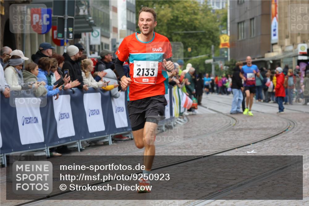 05.10.2025 - 20. swb-Marathon Bremen Strokosch-Dieckow http://msf.ph/oto/9250923 05.10.2025 12:48:46 Ziel 871, 2133, 3552 meine-sportfotos.de