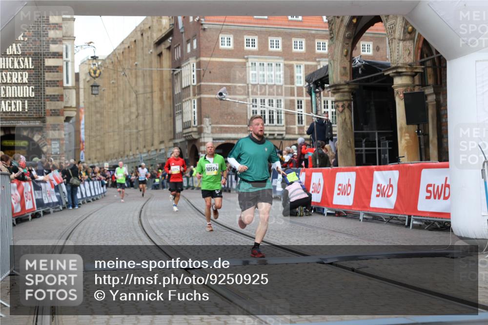 05.10.2025 - 20. swb-Marathon Bremen Yannick Fuchs http://msf.ph/oto/9250925 05.10.2025 10:44:44 Ziel 9897, 10554, 11666 meine-sportfotos.de