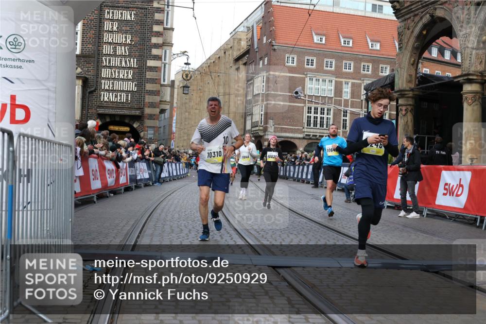 05.10.2025 - 20. swb-Marathon Bremen Yannick Fuchs http://msf.ph/oto/9250929 05.10.2025 10:53:43 Ziel 9238, 9461, 9464, 9569, 10310, 10642, 10925, 11046, 11246 meine-sportfotos.de