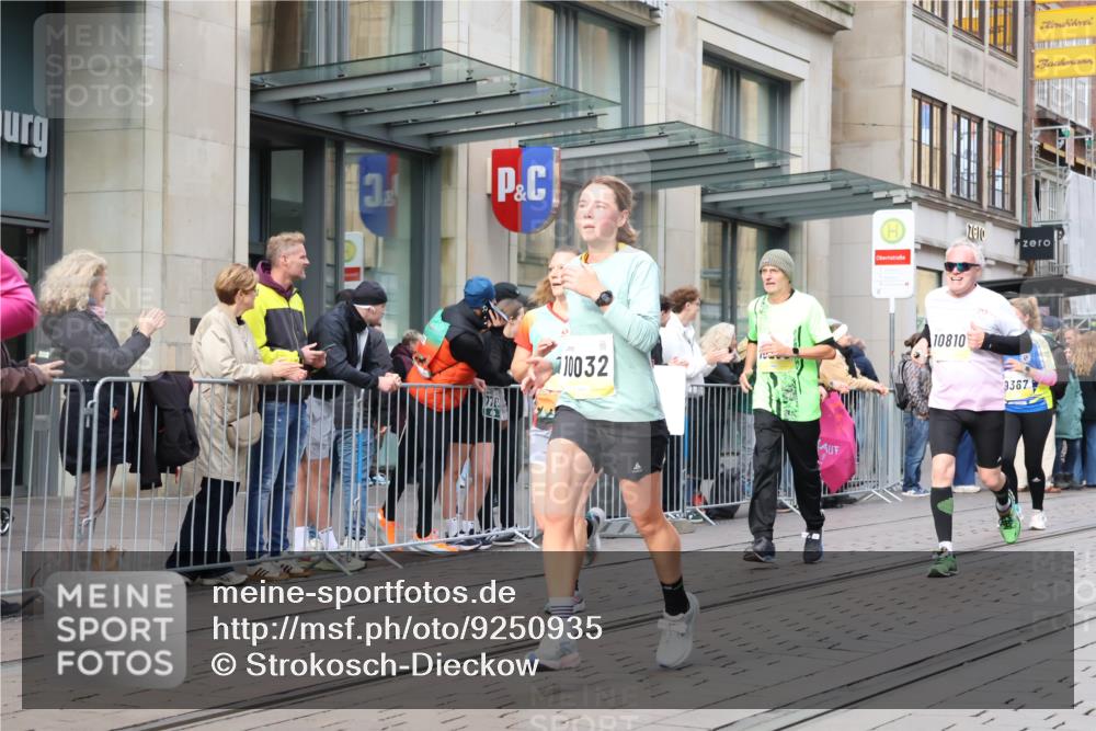 05.10.2025 - 20. swb-Marathon Bremen Strokosch-Dieckow http://msf.ph/oto/9250935 05.10.2025 10:54:12 Ziel 9282, 9295, 9367, 9392, 9407, 9591, 9633, 10007, 10032, 10097, 10174, 10178, 10296, 10768, 10810, 10915, 11040, 11045, 11089, 11271, 11321, 11694, 9282, 9295, 9367, 9392, 9407, 9591, 9633, 10007, 10032, 10097, 10174, 10178, 10296, 10768, 10810, 10915, 11040, 11045, 11089, 11271, 11321, 11694 meine-sportfotos.de