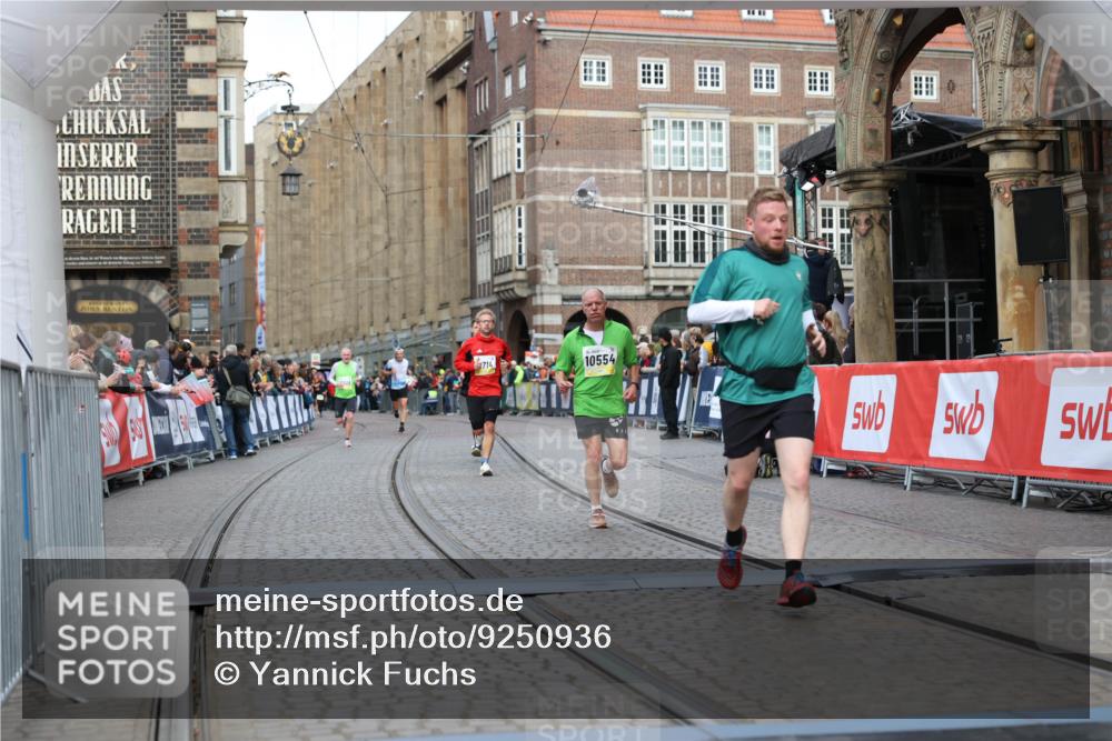05.10.2025 - 20. swb-Marathon Bremen Yannick Fuchs http://msf.ph/oto/9250936 05.10.2025 10:44:45 Ziel 9897, 10554, 11666, 11714 meine-sportfotos.de