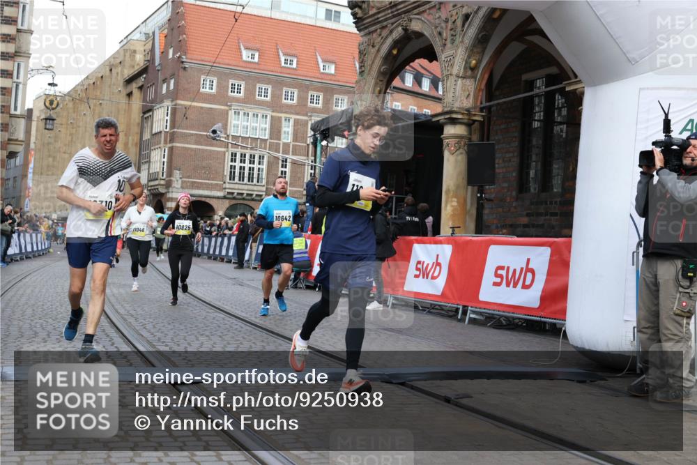 05.10.2025 - 20. swb-Marathon Bremen Yannick Fuchs http://msf.ph/oto/9250938 05.10.2025 10:53:43 Ziel 9238, 9461, 9464, 9569, 10310, 10642, 10925, 11046, 11246 meine-sportfotos.de