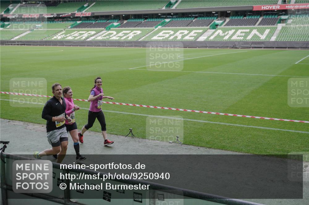 05.10.2025 - 20. swb-Marathon Bremen Michael Burmester http://msf.ph/oto/9250940 05.10.2025 10:40:41 Laufen im Stadion 7706, 7799, 8111, 9001, 9205, 9241, 9245, 9275, 9306, 9308, 9321, 9334, 9353, 9355, 9387, 9423, 9438, 9440, 9446, 9466, 9483, 9491, 9530, 9537, 9552, 9554, 9571, 9605, 9615, 9617, 9619, 9623, 9690, 9702, 9712, 9721, 9804, 9853, 9866, 9877, 9892, 9931, 9942, 9976, 10001, 10037, 10058, 10081, 10100, 10101, 10135, 10160, 10168, 10193, 10243, 10286, 10343, 10383, 10419, 10532, 10542, 10550, 10563, 10580, 10674, 10699, 10737, 11090, 11270, 7779, 9220, 9286, 9419, 9661, 9662 meine-sportfotos.de