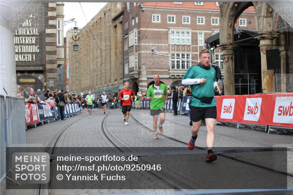 05.10.2025 - 20. swb-Marathon Bremen Yannick Fuchs http://msf.ph/oto/9250946 05.10.2025 10:44:45 Ziel 9897, 10554, 11666, 11714 meine-sportfotos.de
