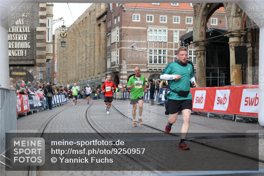 05.10.2025 - 20. swb-Marathon Bremen Yannick Fuchs http://msf.ph/oto/9250957 05.10.2025 10:44:45 Ziel 9897, 10554, 11666, 11714 meine-sportfotos.de