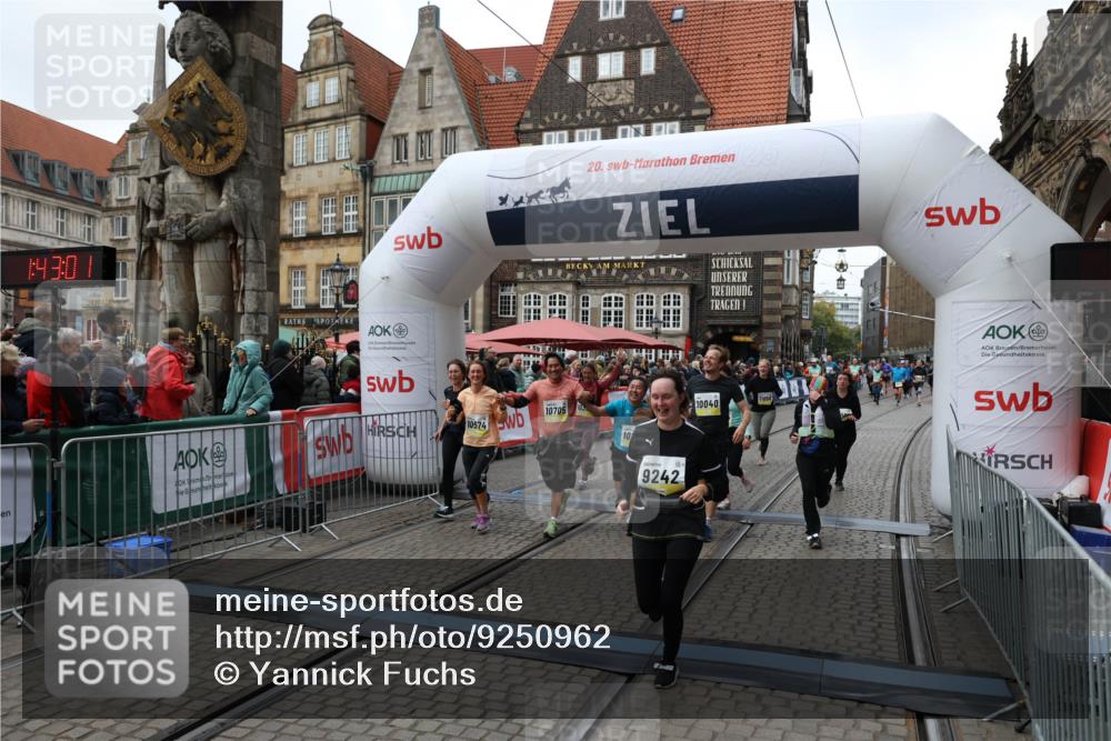 05.10.2025 - 20. swb-Marathon Bremen Yannick Fuchs http://msf.ph/oto/9250962 05.10.2025 11:13:50 Ziel 9242, 9899, 10040, 10364, 10433, 10574, 10705, 10707, 10957, 11060, 11068, 11264, 11385 meine-sportfotos.de