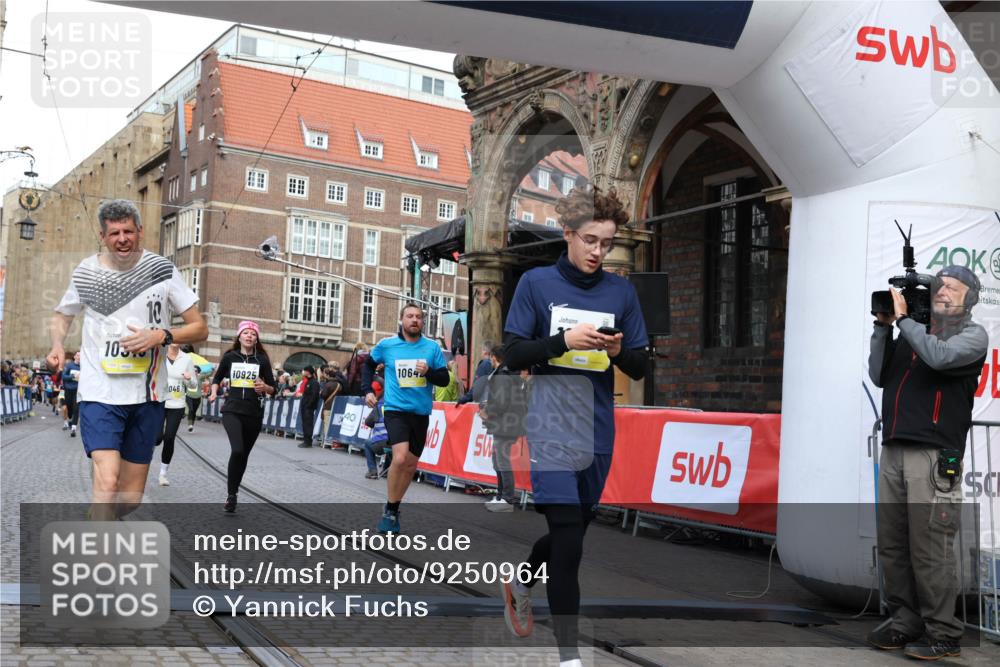 05.10.2025 - 20. swb-Marathon Bremen Yannick Fuchs http://msf.ph/oto/9250964 05.10.2025 10:53:44 Ziel 9238, 9461, 9464, 9569, 10310, 10642, 10925, 11046, 11246 meine-sportfotos.de